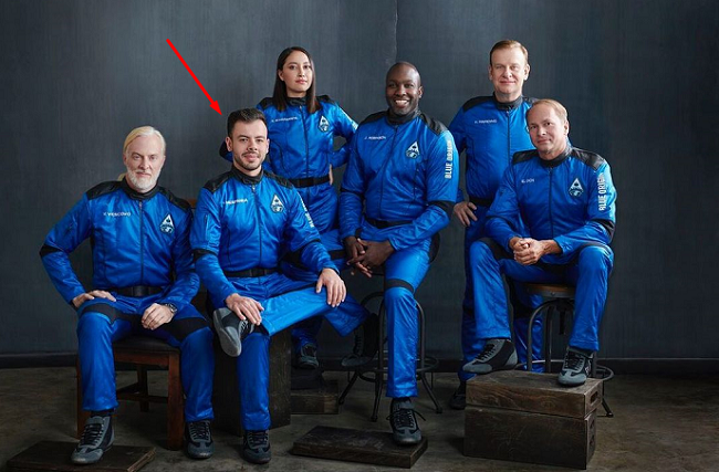 Victor e seus companheiros de viagem ao espaço. Foto - Blue Origin