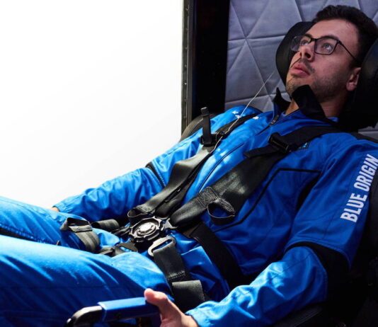 O mineiro Victor HHespanha pouco antes de embarcar para o espaço. foto - Blue Origin - divulgação