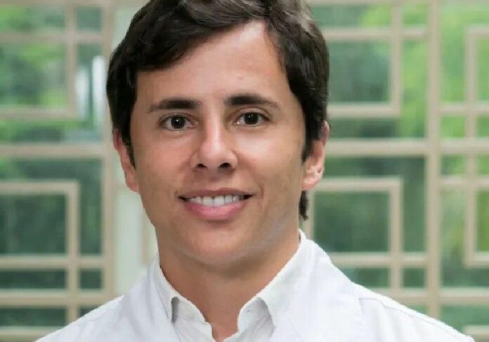 O médico Pedro Henrique Isaacsson Velho recebeu o Oscar da Oncologia por pesquisa contra câncer de próstata. Foto: Leonardo Lenskij / Hospital Moinhos de Vento