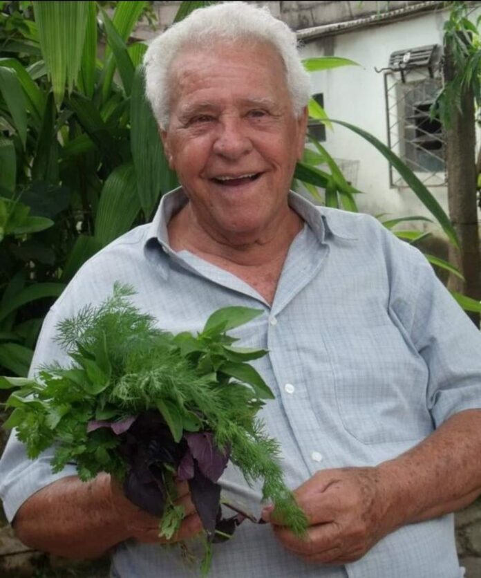 O Velho Osvaldo exibe, orgulhoso, colheita que fez em sua horta. Foto - Família Bicalho - arquivo pessoal
