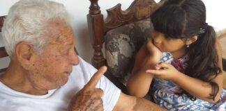 O "Velho Osvaldo" com sua netinha Juju. Foto - arquivo de família