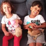 O garoto Gui, 4 anos, e sua irmã Manu, dois anos, com suas galinhas de estimação. Foto - arquivo pessoal