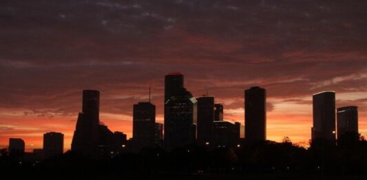 Houston (EUA) está diminuindo as luzes noturnas para facilitar migração de pássaros. Imagens - Pixabay