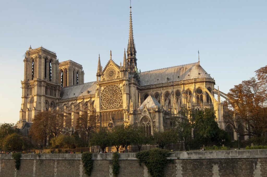 Uma das catedrais mais famosas do mundo, Notre Dame pegou fogo em 2019. Imagem - Pixabay
