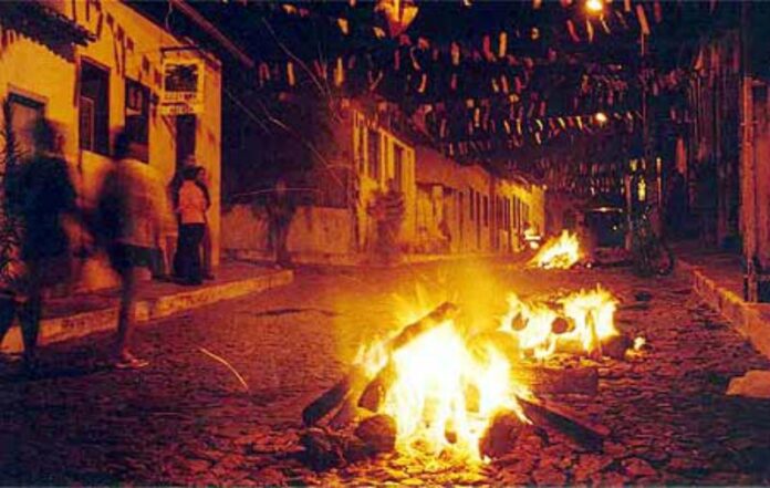 Fogueira é tradição nas Festas de São João. Imagem - redes sociais