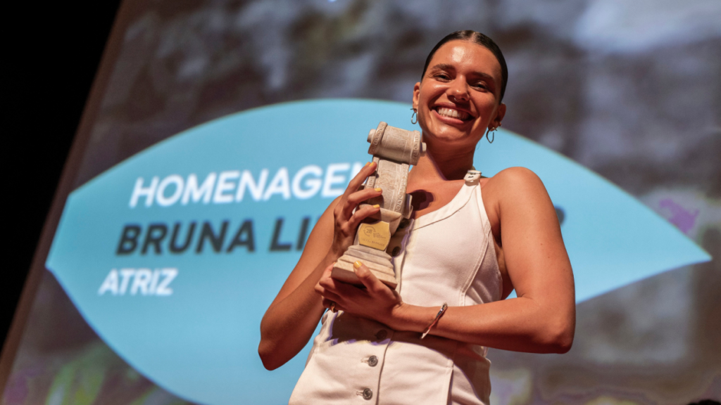 Bruna Linzmeyer é homenageada com o Troféu Barroco na 28ª Mostra de Cinema de Tiradentes – Foto: Leo Lara Divulgação Universo Produção 