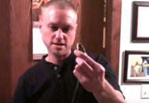 Tim Friede é um americano apaixonado por cobras e já foi picado por mais de 200 delas. Foto - Tim Friede - Youtube