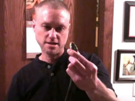 Tim Friede é um americano apaixonado por cobras e já foi picado por mais de 200 delas. Foto - Tim Friede - Youtube