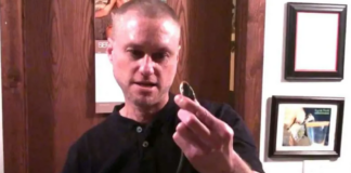 Tim Friede é um americano apaixonado por cobras e já foi picado por mais de 200 delas. Foto - Tim Friede - Youtube