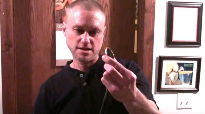 Cobra 2 Tim Friede é um americano apaixonado por cobras e já foi picado por mais de 200 delas. Foto - Tim Friede - Youtube
