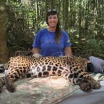 A cientista Yara Barros com uma onça-pintada no Parque Iguaçu — Foto: Divulgação/Projeto Onças do Iguaçu
