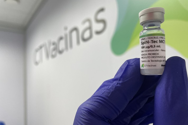 Frasco da SpiN-TEC, que foi testada em voluntários na fase 2 dos estudos clínicos Foto: Virgínia Muniz | CTVacinas
