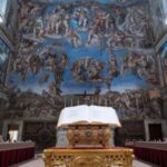 Imagem da majestosa Capela Sistina, onde os cardeais se reúnem para eleger o novo papa. Fotos - Vatican News