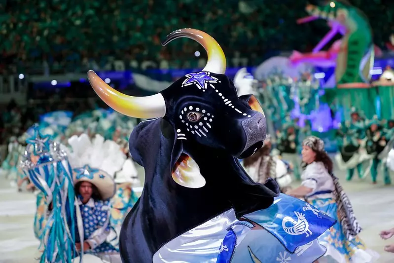 Boi Bumbá Caprichoso e o levantador de toadas Patrick Araújo — Foto: Alex Pazuello/Secom


