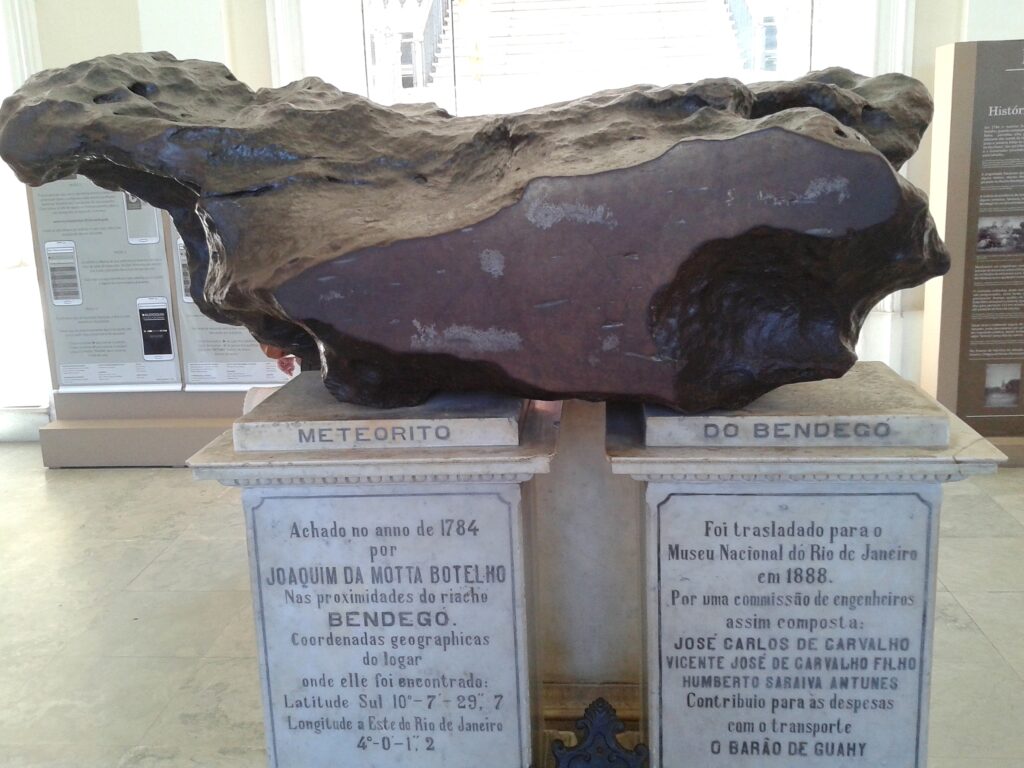 Meteorito Bendegó
foi 
encontrado na Bahia em 1784. Acervo Museu Nacional. Foto-Dornicke/Wikimedia Commons