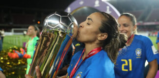 Jogadora Marta, que se despediu da Copa América, beija a taça conquistada em Quito. Imagem - Conmebol