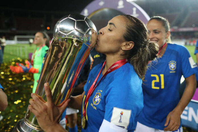 Jogadora Marta, que se despediu da Copa América, beija a taça conquistada em Quito. Imagem - Conmebol