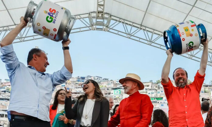 Presidente Lula com a primeira Dama, Janja, e ministros no lançamento do programa Gás do Povo, em Belo Horizonte. Foto - Ricardo Stuckert-Presidência da República