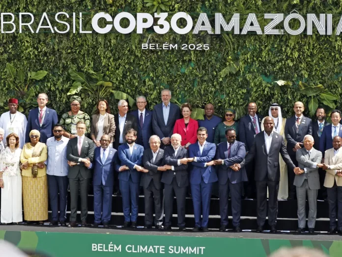 Presidente Lula faz foto oficial com chefes de estado e lideranças que participam da COP30, em Belém. Foto: Bruno Peres/Agência Brasil