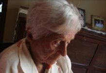 Vovó Cocota com seu caderno de preciosidades dos anos de 1930. Imagem gerada por IA