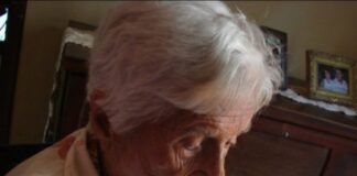 Vovó Cocota com seu caderno de preciosidades dos anos de 1930. Imagem gerada por IA