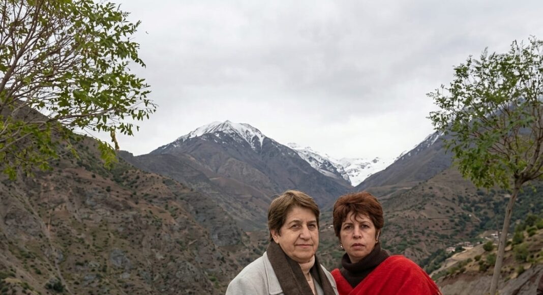 Gisele (dir.) e sua mãe, durante uma viagem ao Chile; ao fundo, o Valle Nevado. Foto - arquivo pessoal