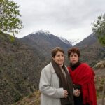 Gisele (dir.) e sua mãe, durante uma viagem ao Chile; ao fundo, o Valle Nevado. Foto - arquivo pessoal