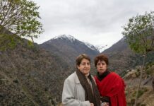 Gisele (dir.) e sua mãe, durante uma viagem ao Chile; ao fundo, o Valle Nevado. Foto - arquivo pessoal