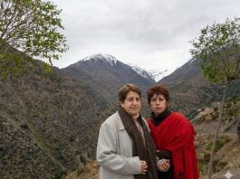Gisele (dir.) e sua mãe, durante uma viagem ao Chile; ao fundo, o Valle Nevado. Foto - arquivo pessoal