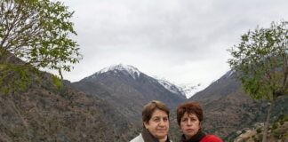 Gisele (dir.) e sua mãe, durante uma viagem ao Chile; ao fundo, o Valle Nevado. Foto - arquivo pessoal