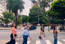 Laís, Gisele, Flávia e Maiara compartilham da ideia de que almoço bom é aquele temperado com amizade e risadas. Foto - Fabiano Domingues