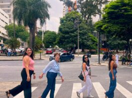 Laís, Gisele, Flávia e Maiara compartilham da ideia de que almoço bom é aquele temperado com amizade e risadas. Foto - Fabiano Domingues