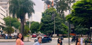 Laís, Gisele, Flávia e Maiara compartilham da ideia de que almoço bom é aquele temperado com amizade e risadas. Foto - Fabiano Domingues