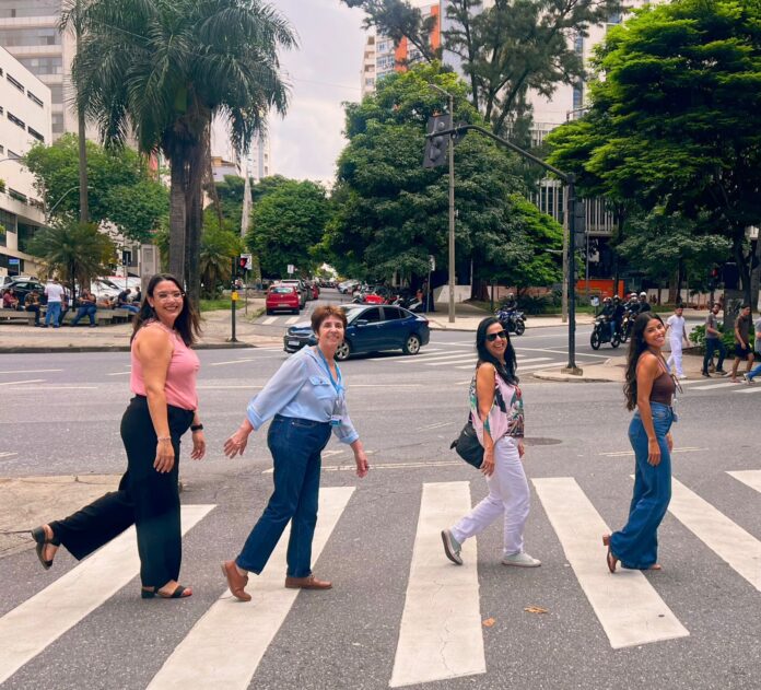 Laís, Gisele, Flávia e Maiara compartilham da ideia de que almoço bom é aquele temperado com amizade e risadas. Foto - Fabiano Domingues
