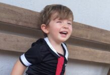 Miguel, de apenas 2 anos, se tornou o guardião do pé de manacá da família Bicalho.. Foto - arquivo pessoal