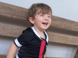 Miguel, de apenas 2 anos, se tornou o guardião do pé de manacá da família Bicalho.. Foto - arquivo pessoal