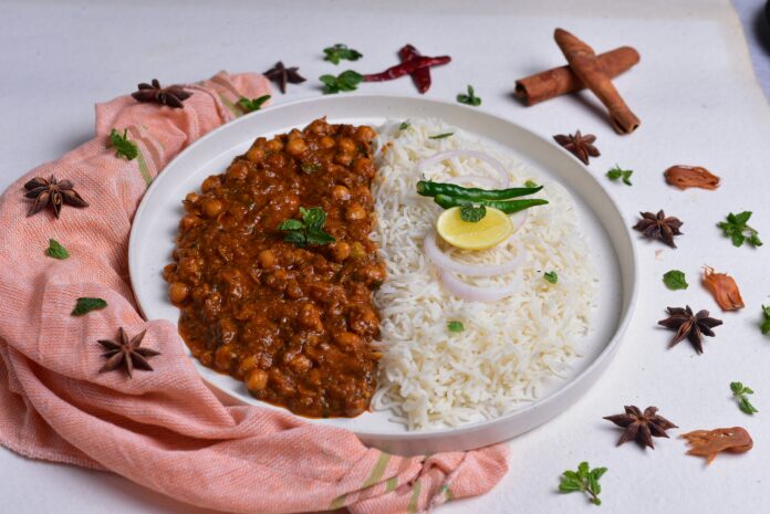 O clássico arroz com feijão é uma das comidas preferidas dos brasileiros. Foto de PRATEEK JAISWAL na Unsplash